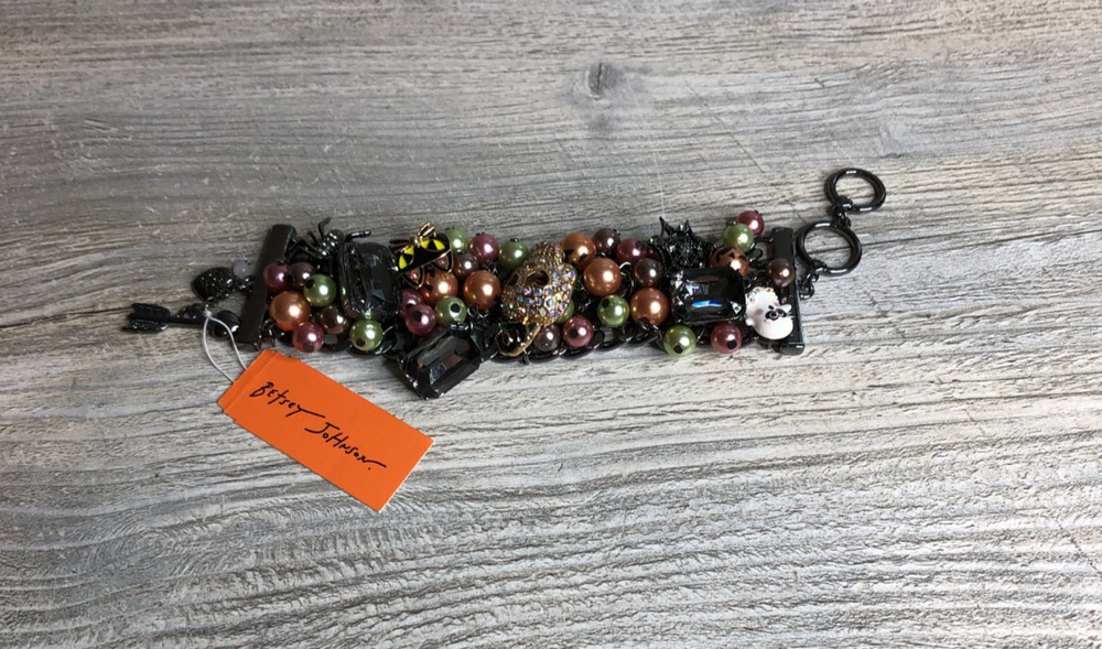 BETSEY JOHNSON CHAIN GRAY TONE SKULL,CAT,SPIDER,GHOST,FAUX PEARLS,GEMS BRACELET